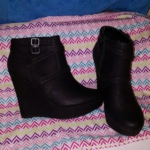 Black wedges